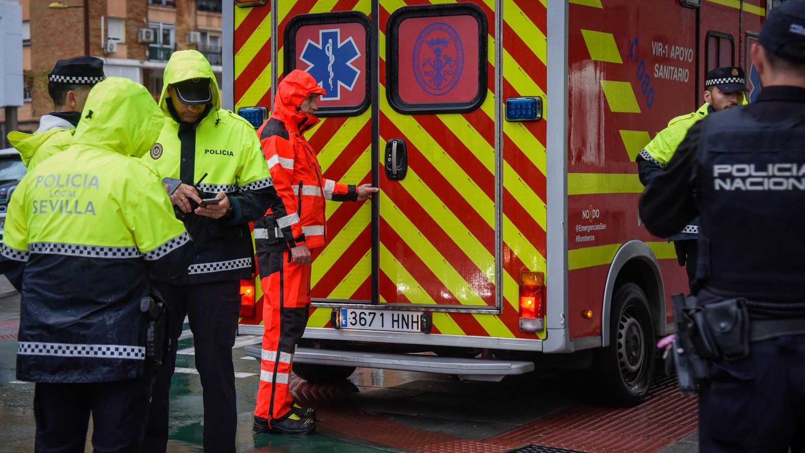 Policías locales y bomberos tras el hallazgo de un cadáver arrastrado bajo un coche durante varios kilómetros.