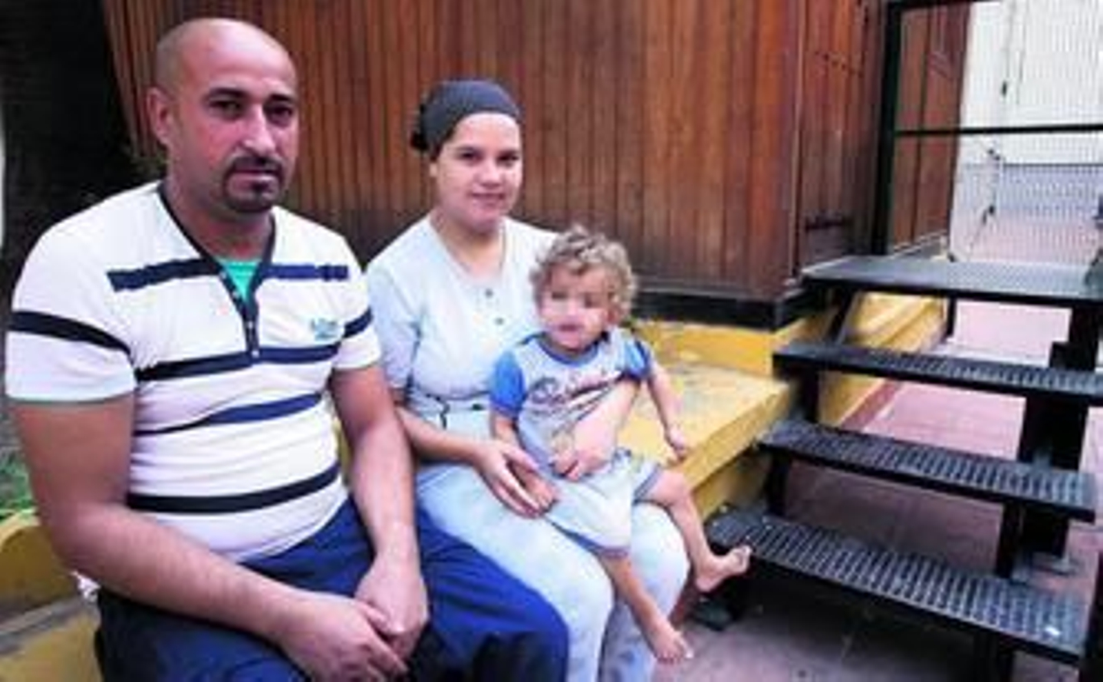 Shahin, Khadidja y su hijo mayor, en el patio del centro de CEAR de la calle Ollerías de la capital. Shahin, Khadidja y su hijo mayor, en el patio del centro de CEAR de la calle Ollerías de la capital.
