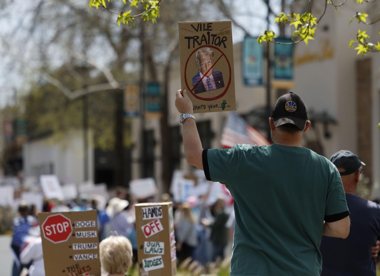 Miles de manifestantes contra Trump y Musk en EEUU: "¡Quita tus manos!"