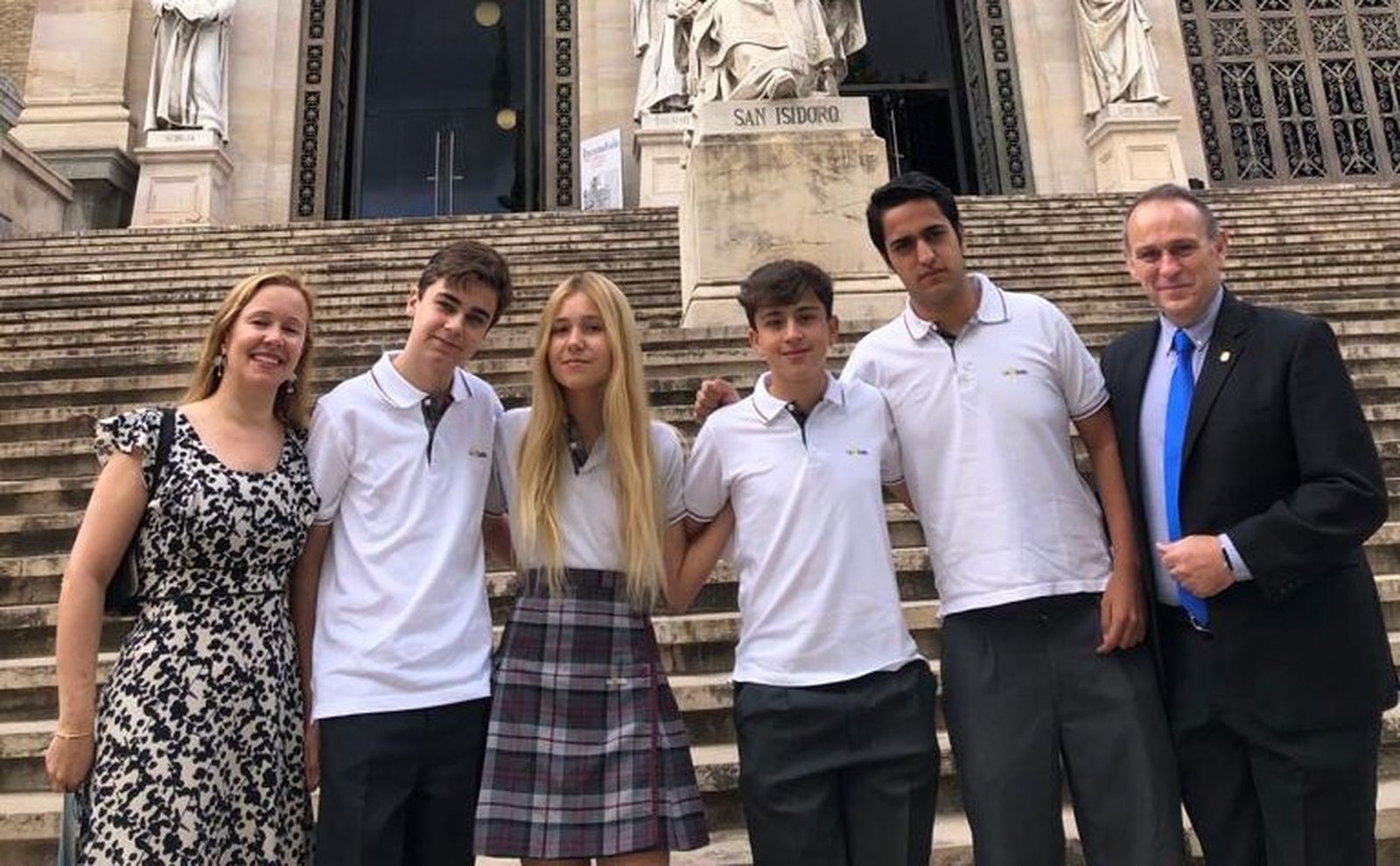 Los cuatro alumnos, junto a su profesora y el director del centro.