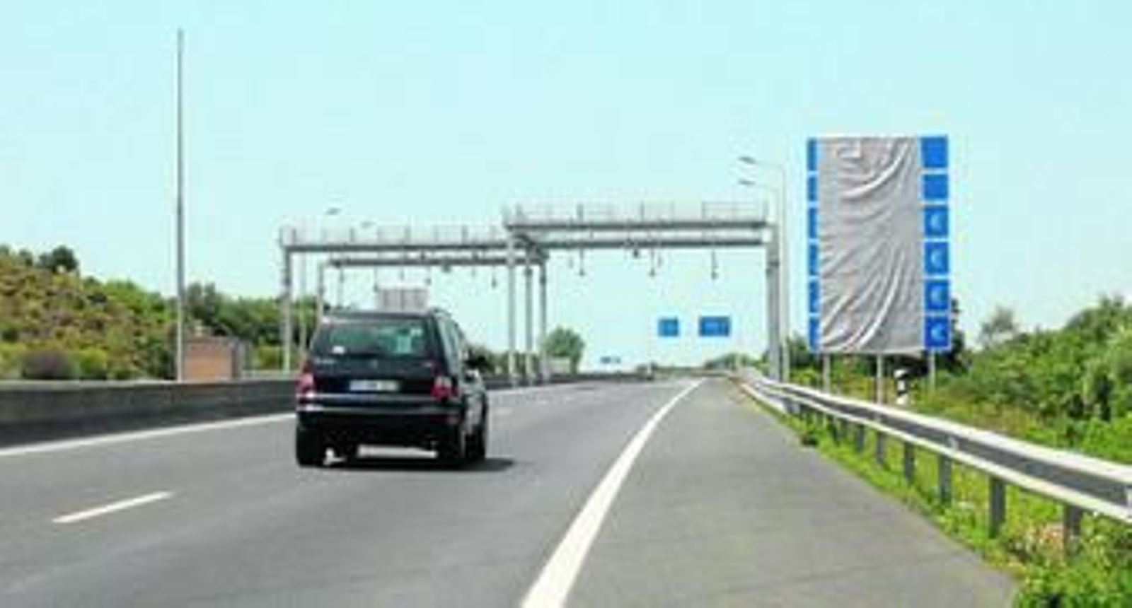 Los paneles informativos sobre las tarifas que se aplicarán en la A-22 están instalados desde hace meses en la autovía, aunque aún permanecen tapados.