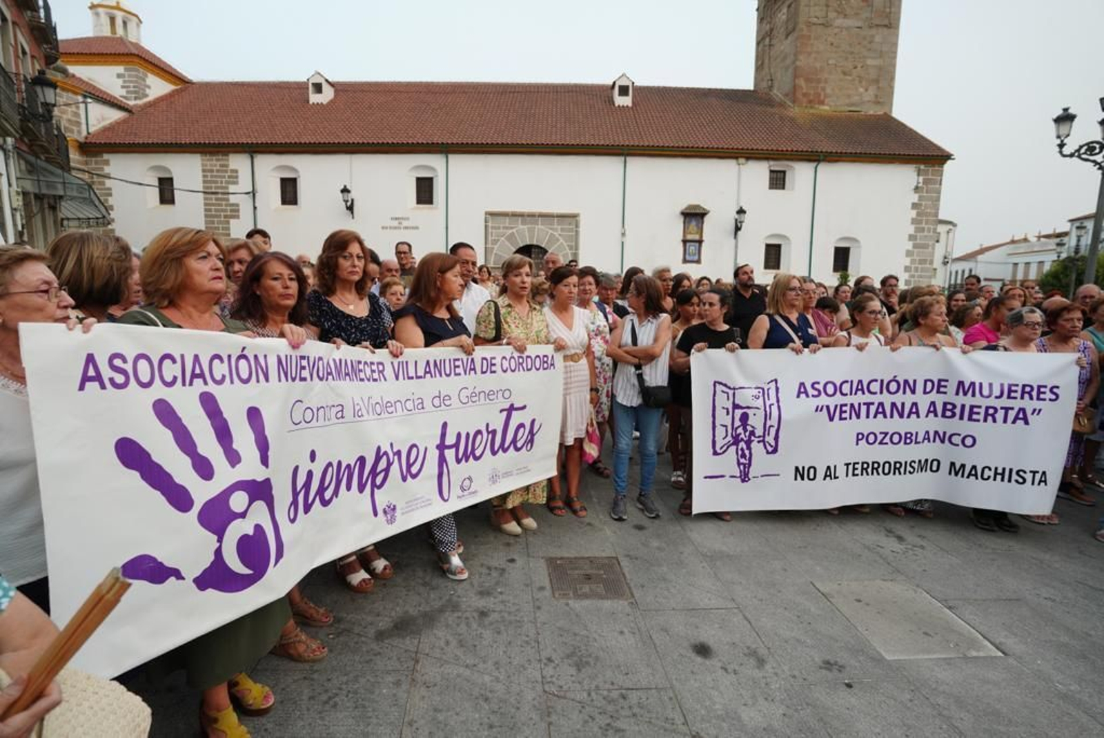 Concentración multitudinaria en Villanueva de Córdoba contra la violencia machista, en imágenes