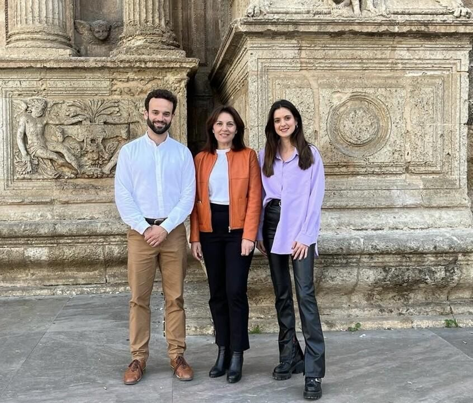 La presidenta de la Asociación de Vecinos del Casco Histórico de Almería, Magdalena Cantero, junto a los ganadores del segundo concurso de relatos