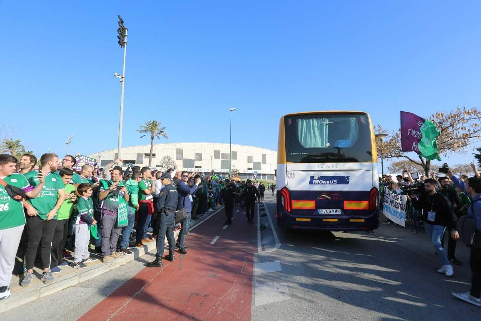 El recibimiento de la afición al Unicaja a su llegada al Martín Carpena para jugar la final de la Copa Del Rey