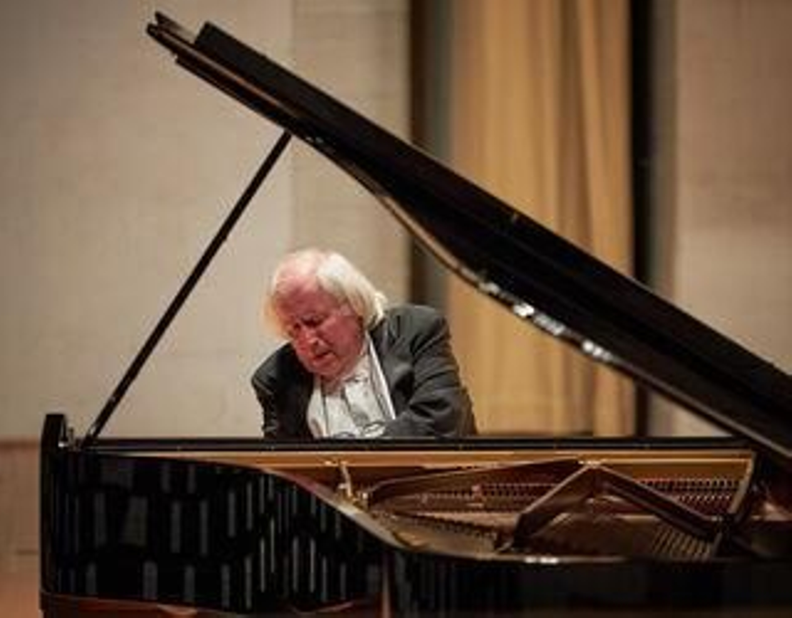 El piano sincero de Sokolov conmueve en el Festival de Música y Danza  Granada