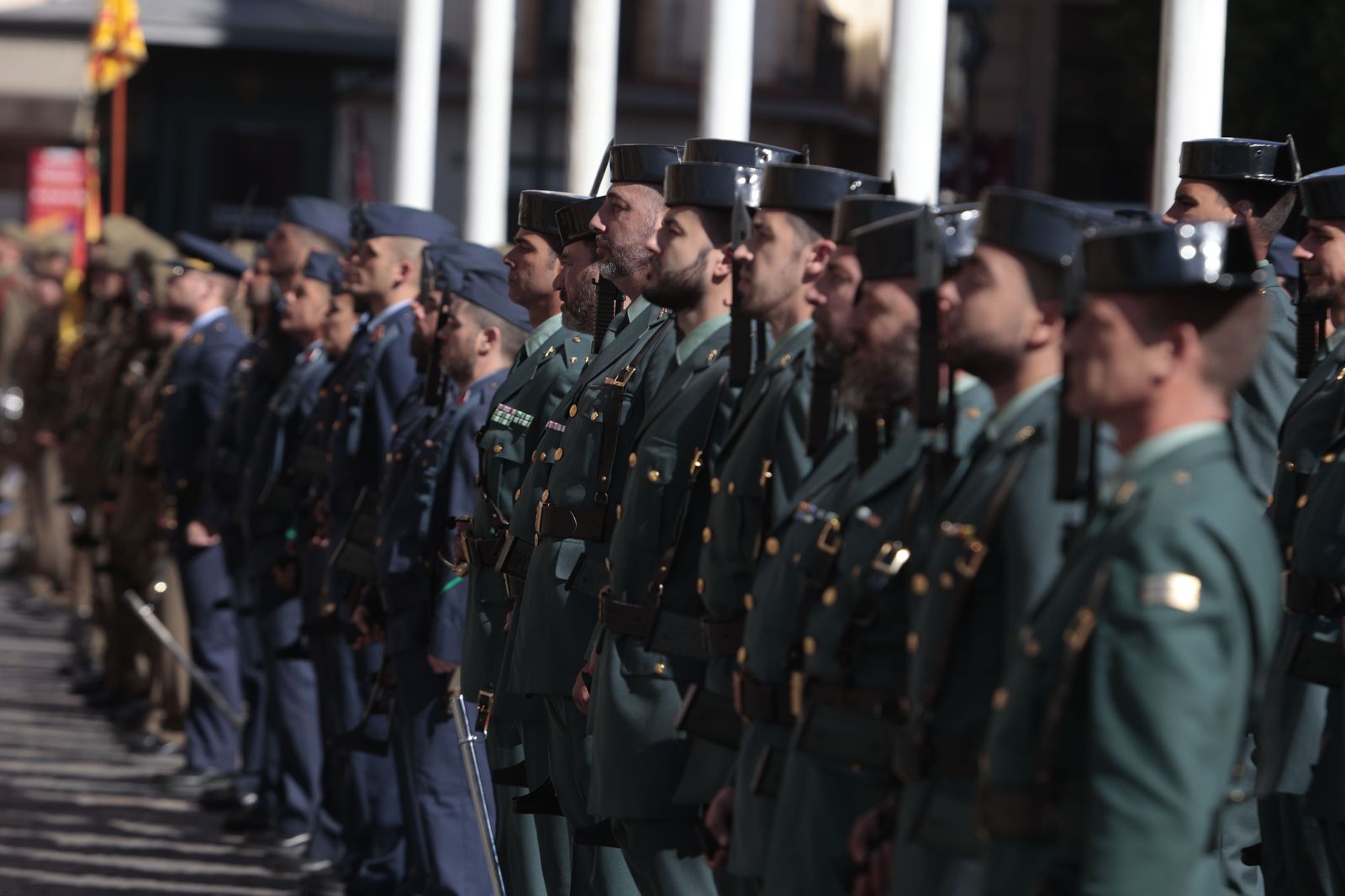 Las imágenes del acto de izado de la Bandera Nacional en la Plaza de San Francisco