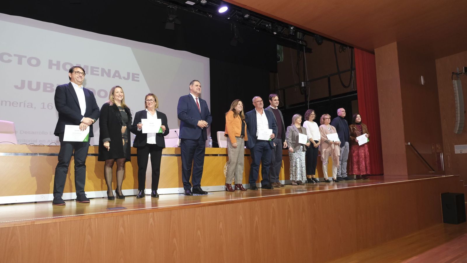 Los maestros docentes jubilados reciben su homenaje en la paraninfo de la UAL