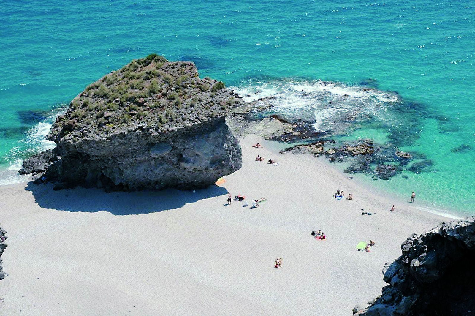 La playa de Los Muertos es una de las más demandadas en vereano.