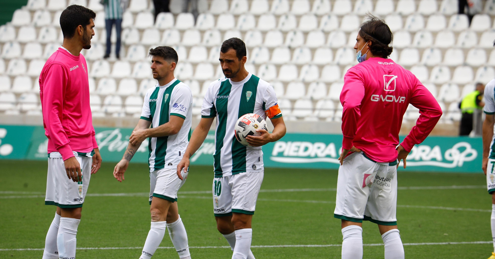 De las Cuevas, cabizbajo al final del que pudo ser su último partido con el Córdoba CF.