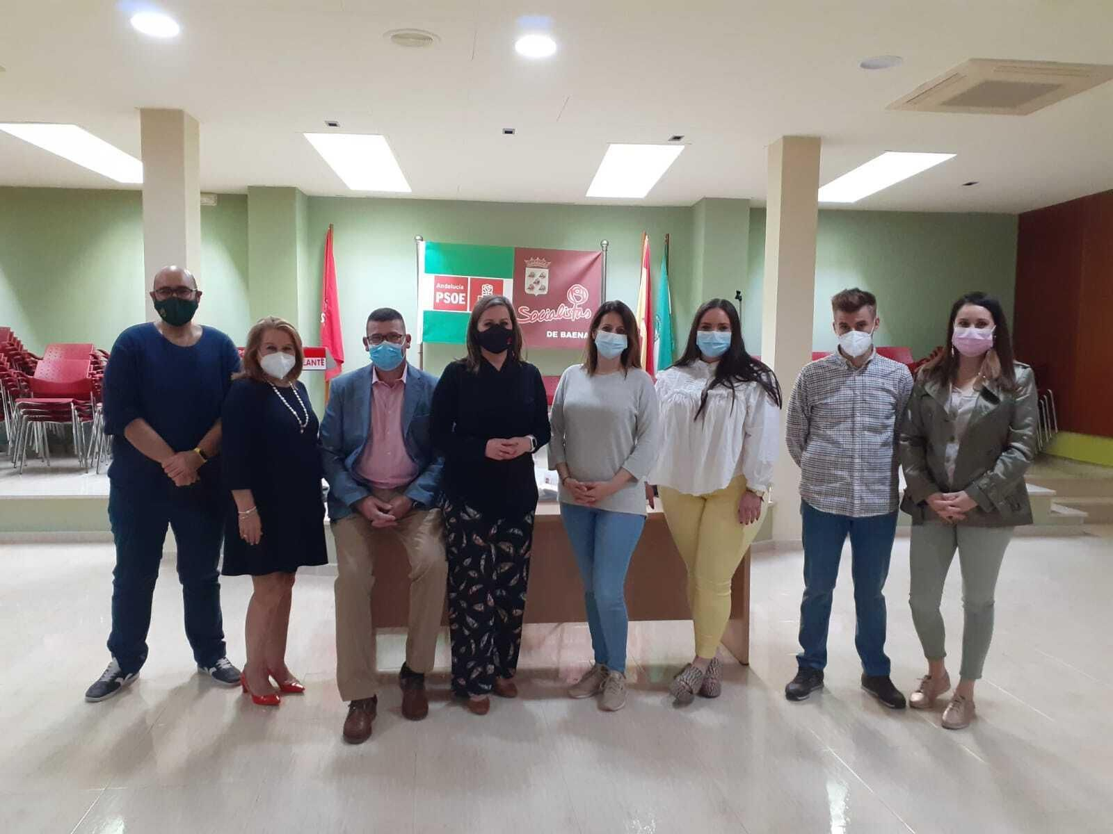 Serrano, con militantes del PSOE de Baena.