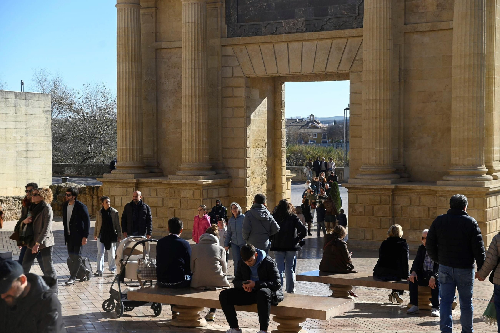 Los cordobeses salen a la calle en el primer día de 2025, en imágenes