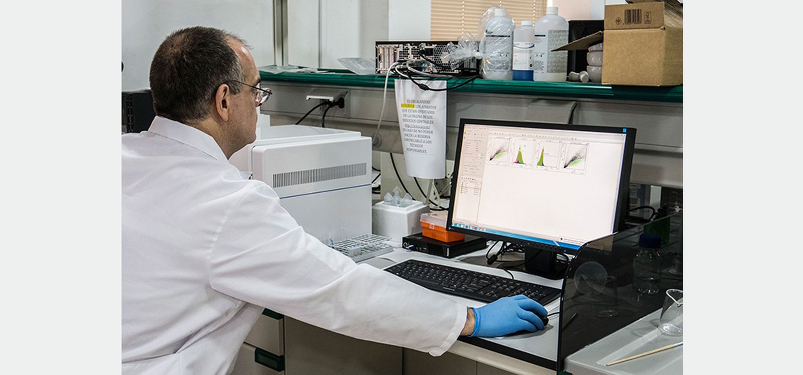 Un investigador del INiBICA.