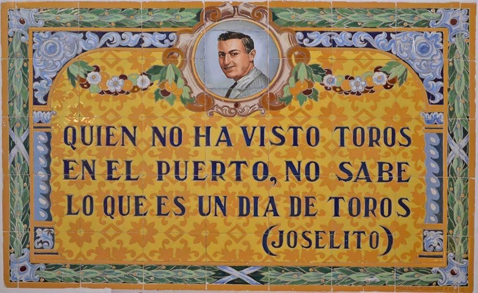 El azulejo, colocado en la puerta principal de la Plaza Real, recoge la célebre sentencia gallista.