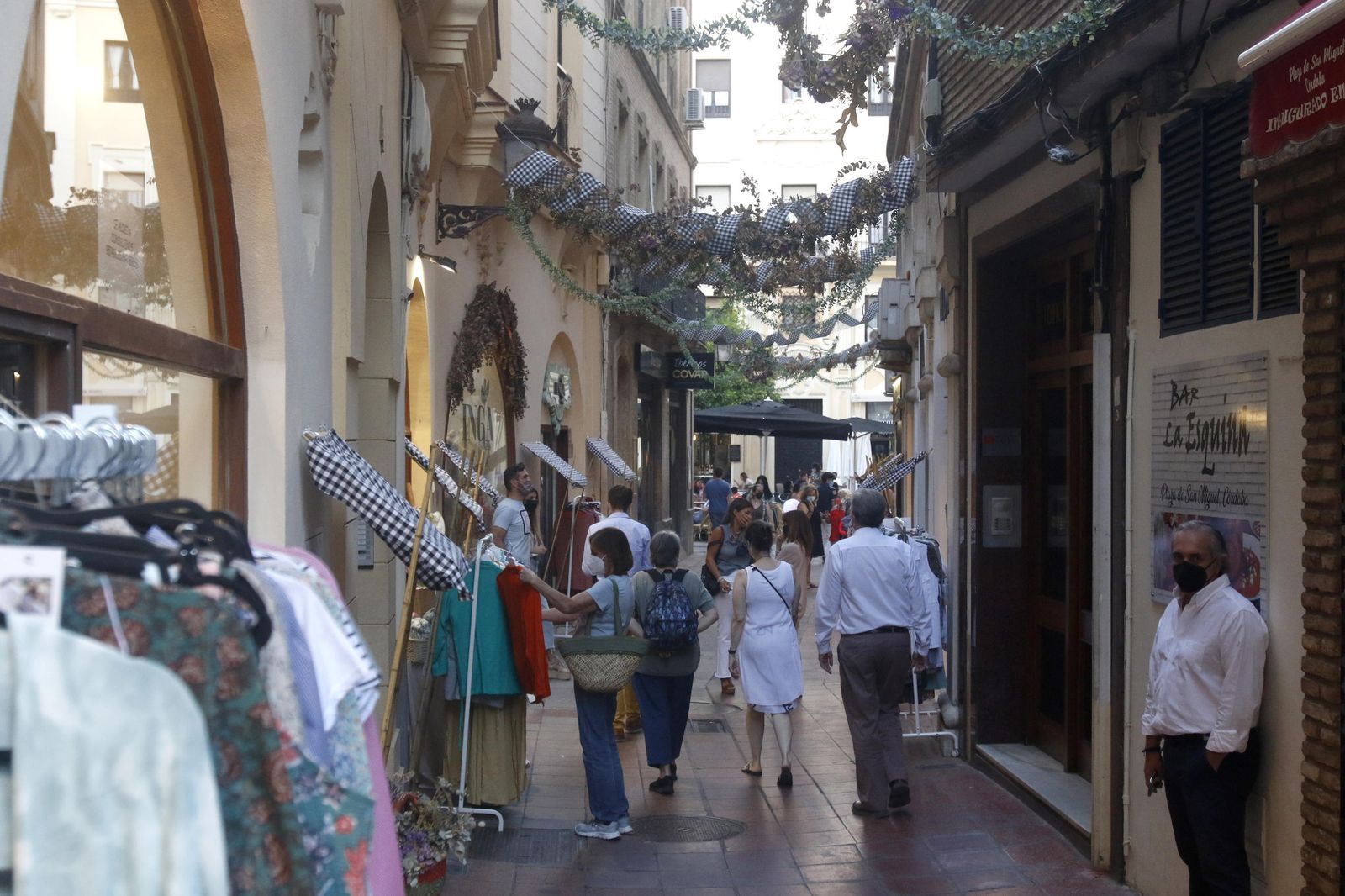 La "noche más larga" del comercio del Centro y la Judería de Córdoba, en fotografías