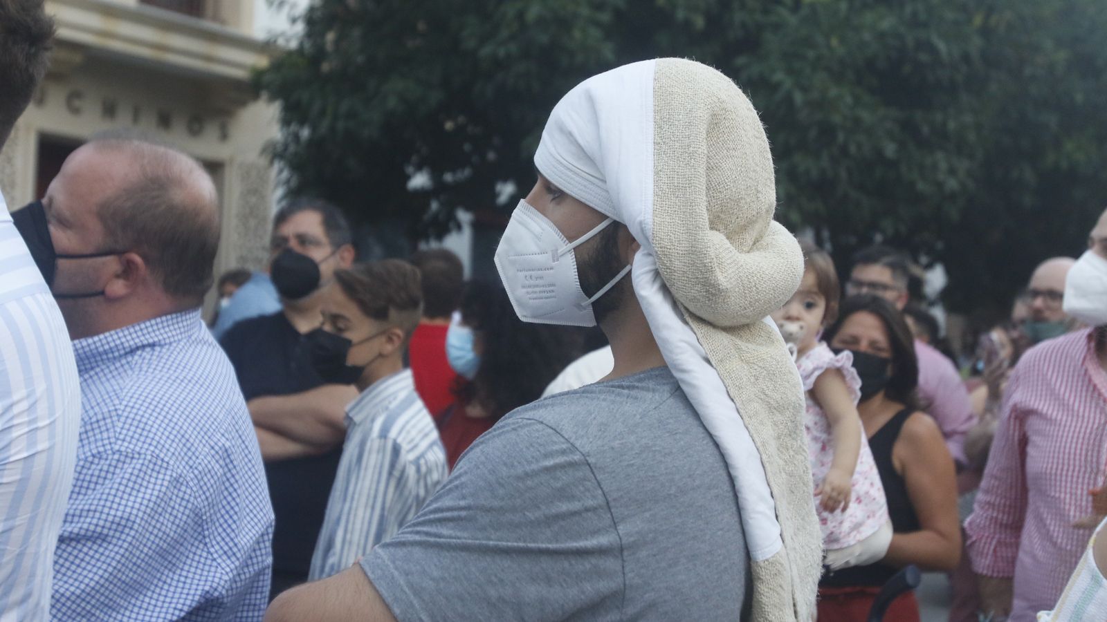 Un costalero aguarda su momento para entrar en el paso de la Divina Pastora.