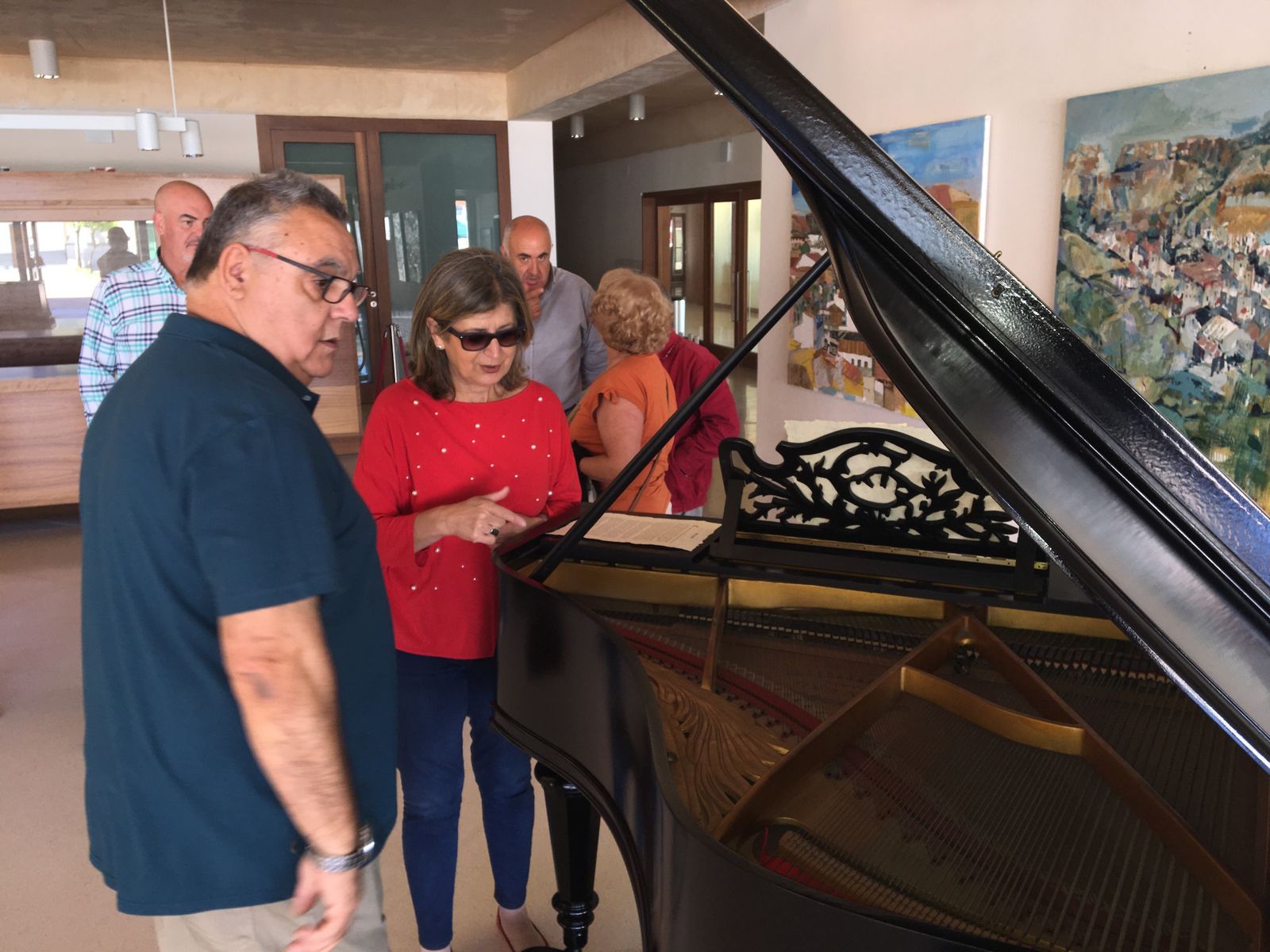 Uno de los pianos expuestos en el teatro Victoria.