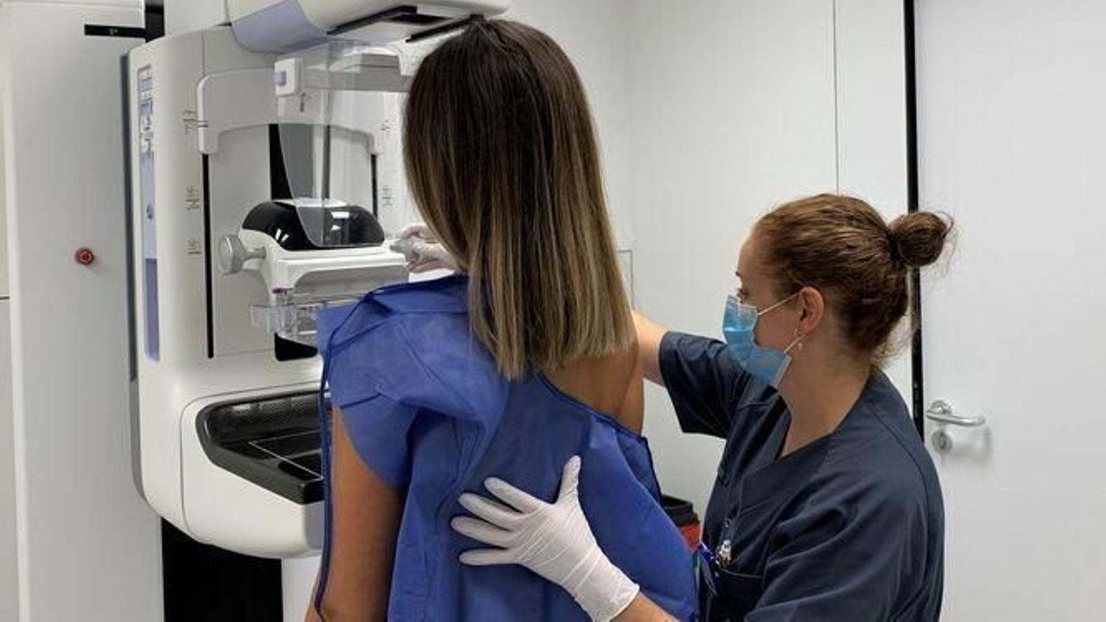 Una mujer se realiza una mamografía