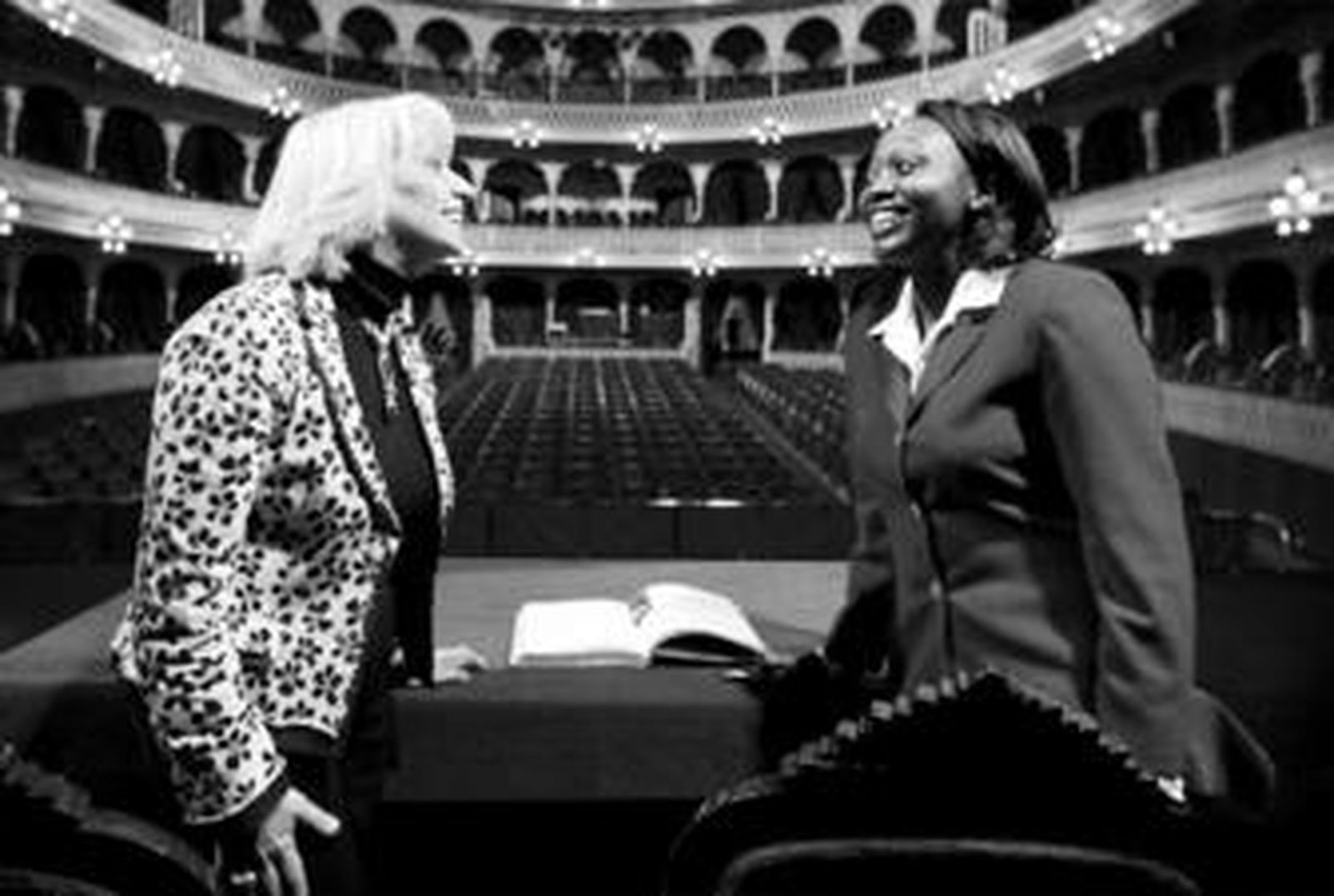 Teófila Martínez y Paula Marcela Moreno Zapata conversan ayer en el Gran Teatro Falla.