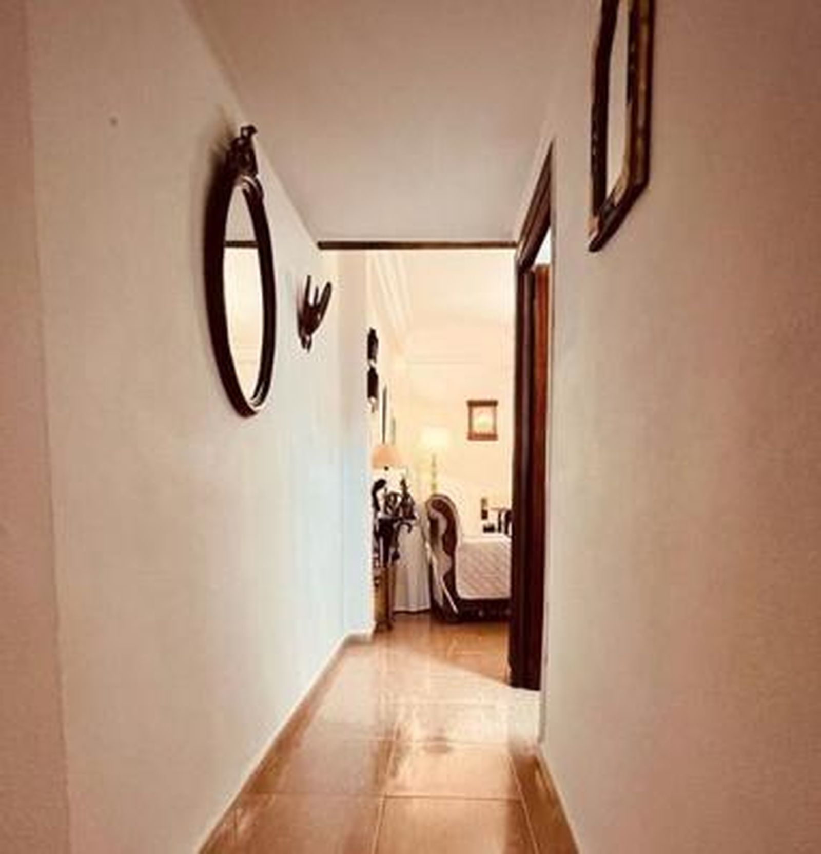 Pasillo desde el que se accede al dormitorio en este piso cercano al Pumarejo