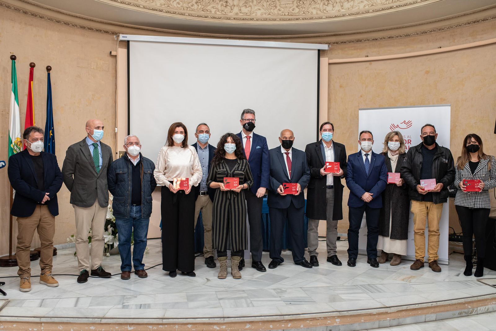 Foto de familia de los galardonados con los Premios al Valor Social de Cepsa con las autoridades presentes en el acto.