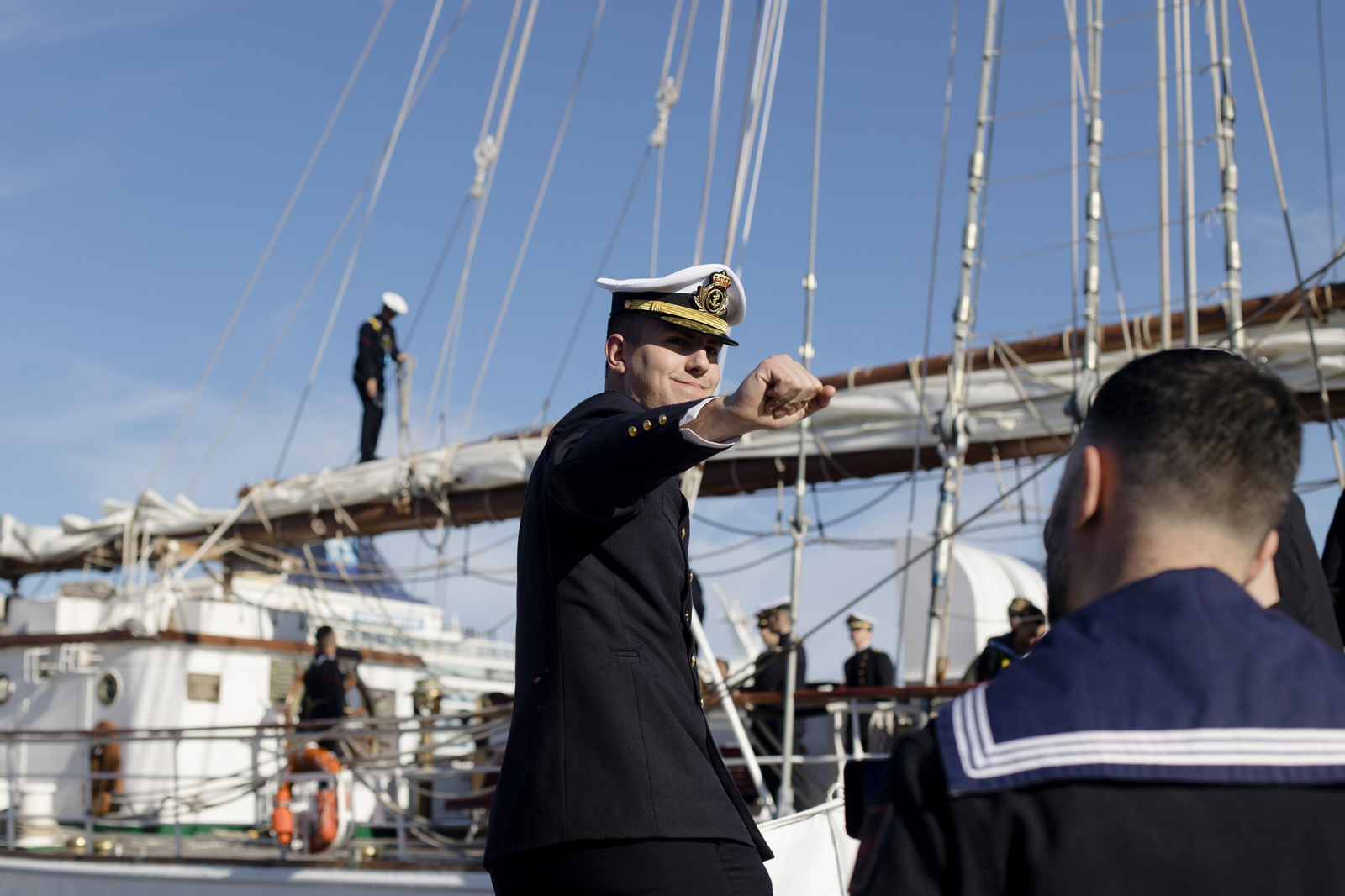 Las imágenes de la salida del buque  "Juan Sebastián de Elcano" del muelle de Cádiz.