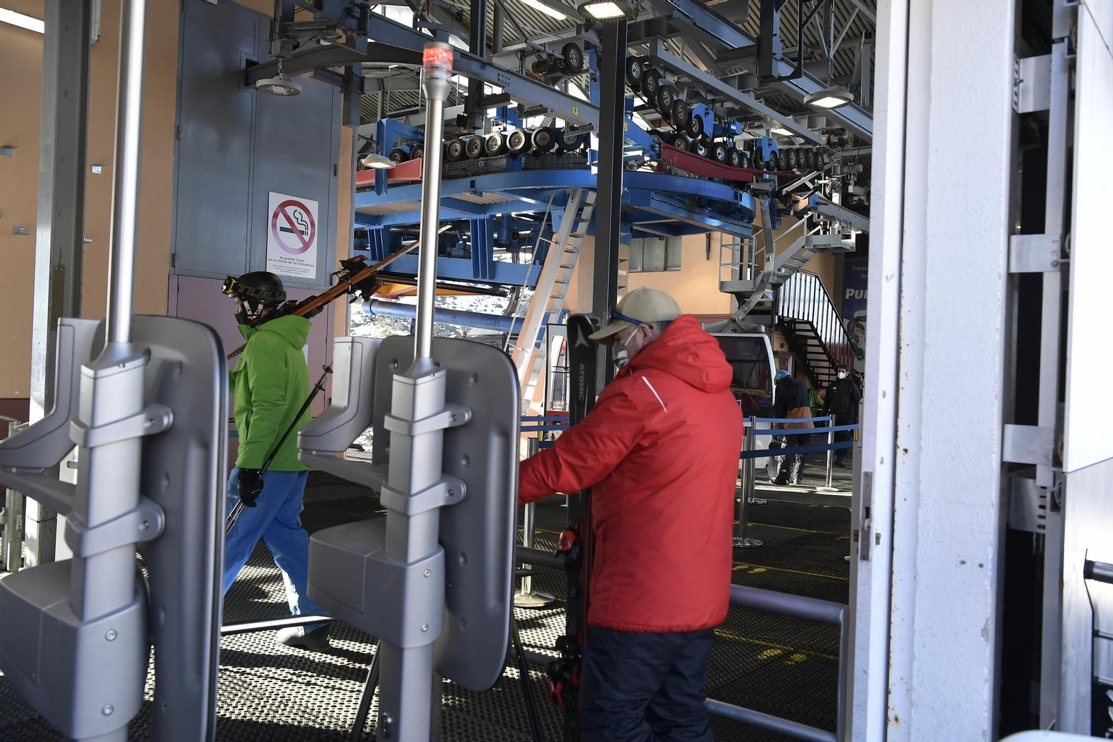 Fotos del primer día de esquí con la inauguración de la temporada en la Sierra