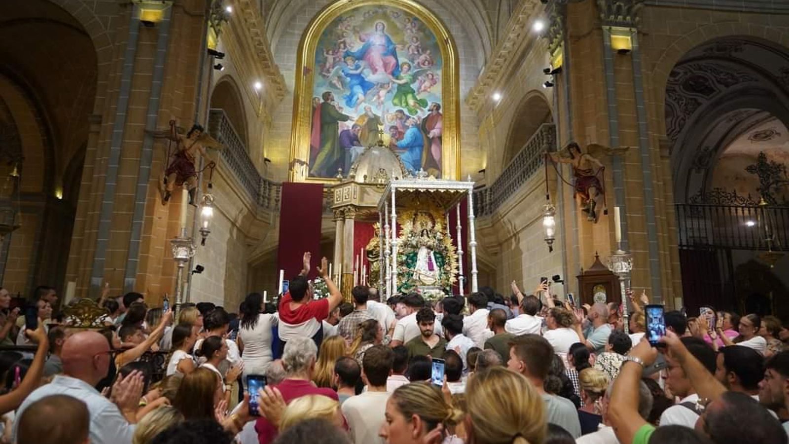 La Patrona de Moguer preside el altar mayor en el templo parroquial. La Patrona de Moguer preside el altar mayor en el templo parroquial.