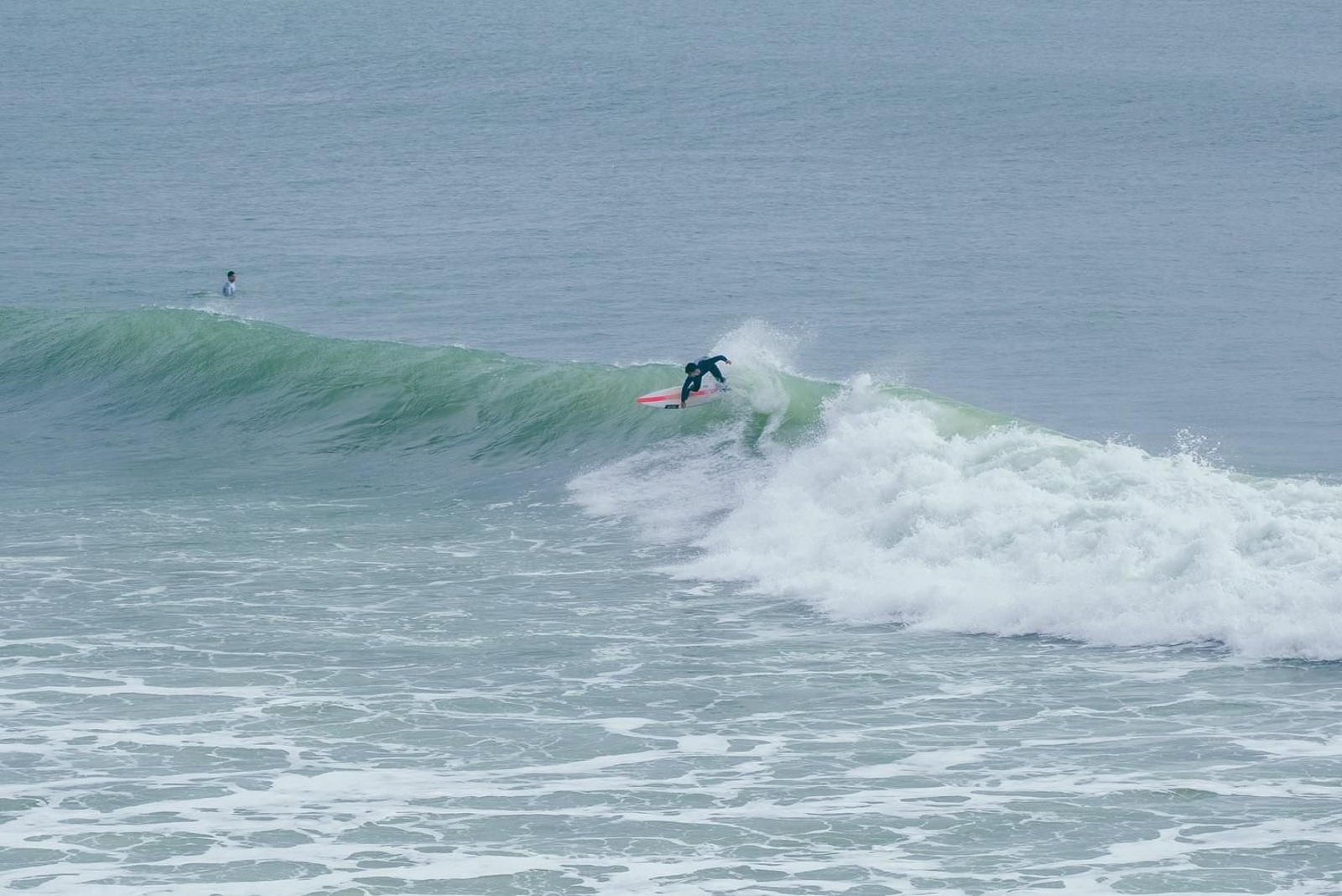 Un surfista surfeando en la playa de la Yerbabuena