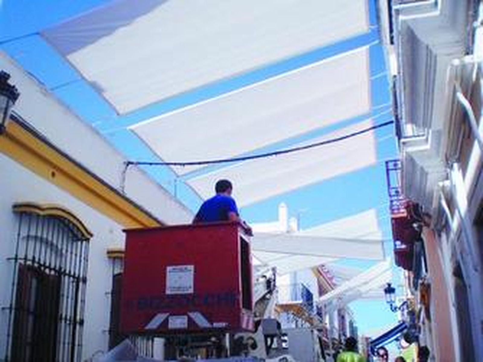 Imagen de los trabajos de desmontaje del entoldado.