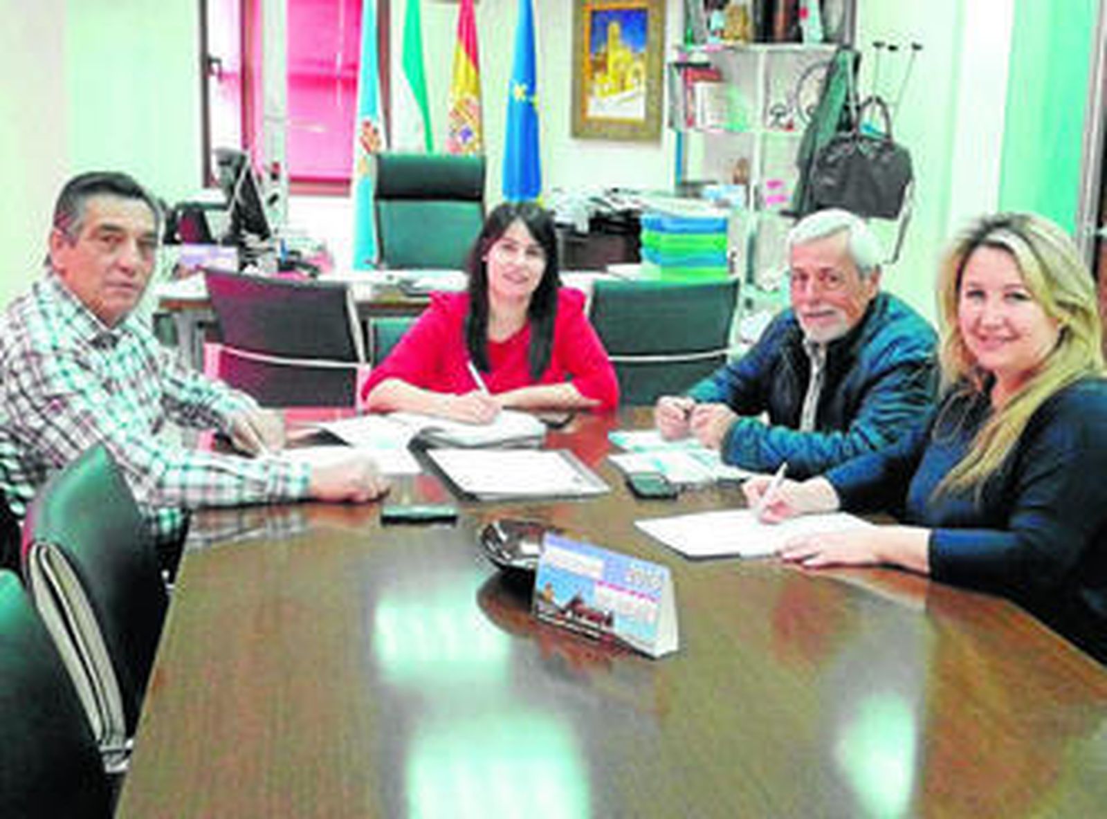 La alcaldesa con parte de su equipo durante la reunión para planificar las obras en el camposanto.