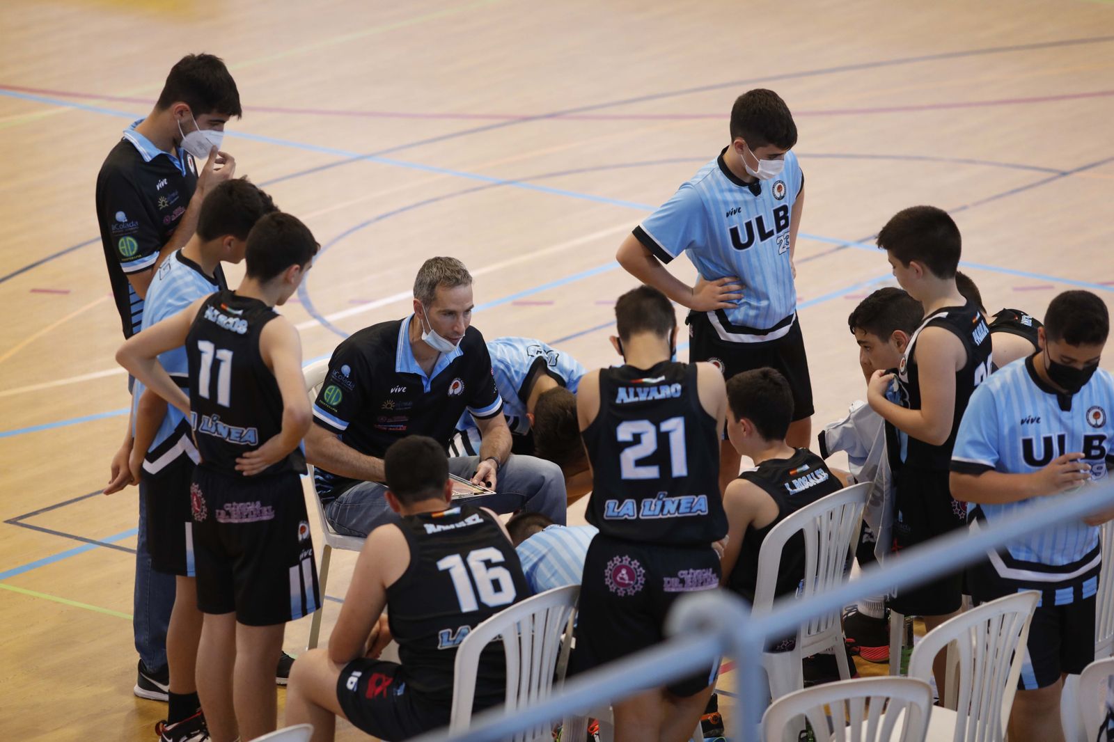 El técnico de la ULB, José Carlos Rosales, da instrucciones durante un tiempo muerto