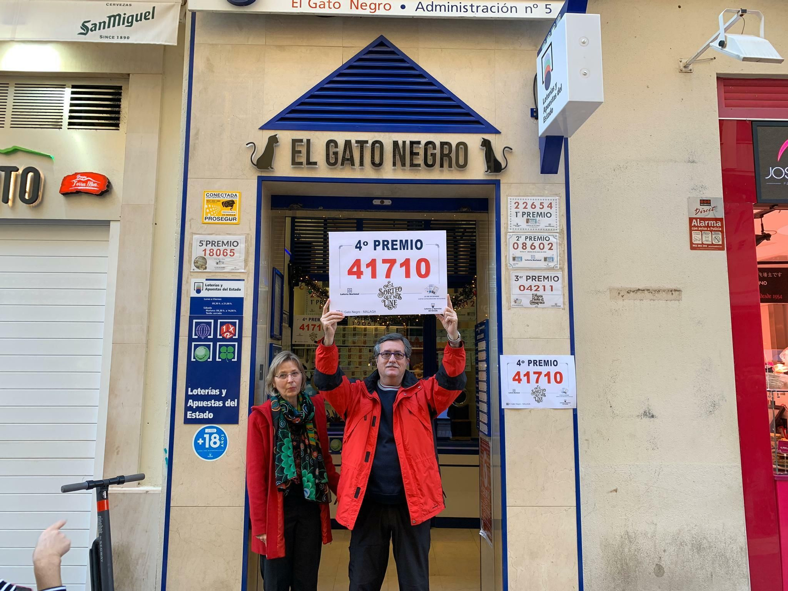El Gato Negro ha repartido 200.000 euros de uno de los cuartos premios.