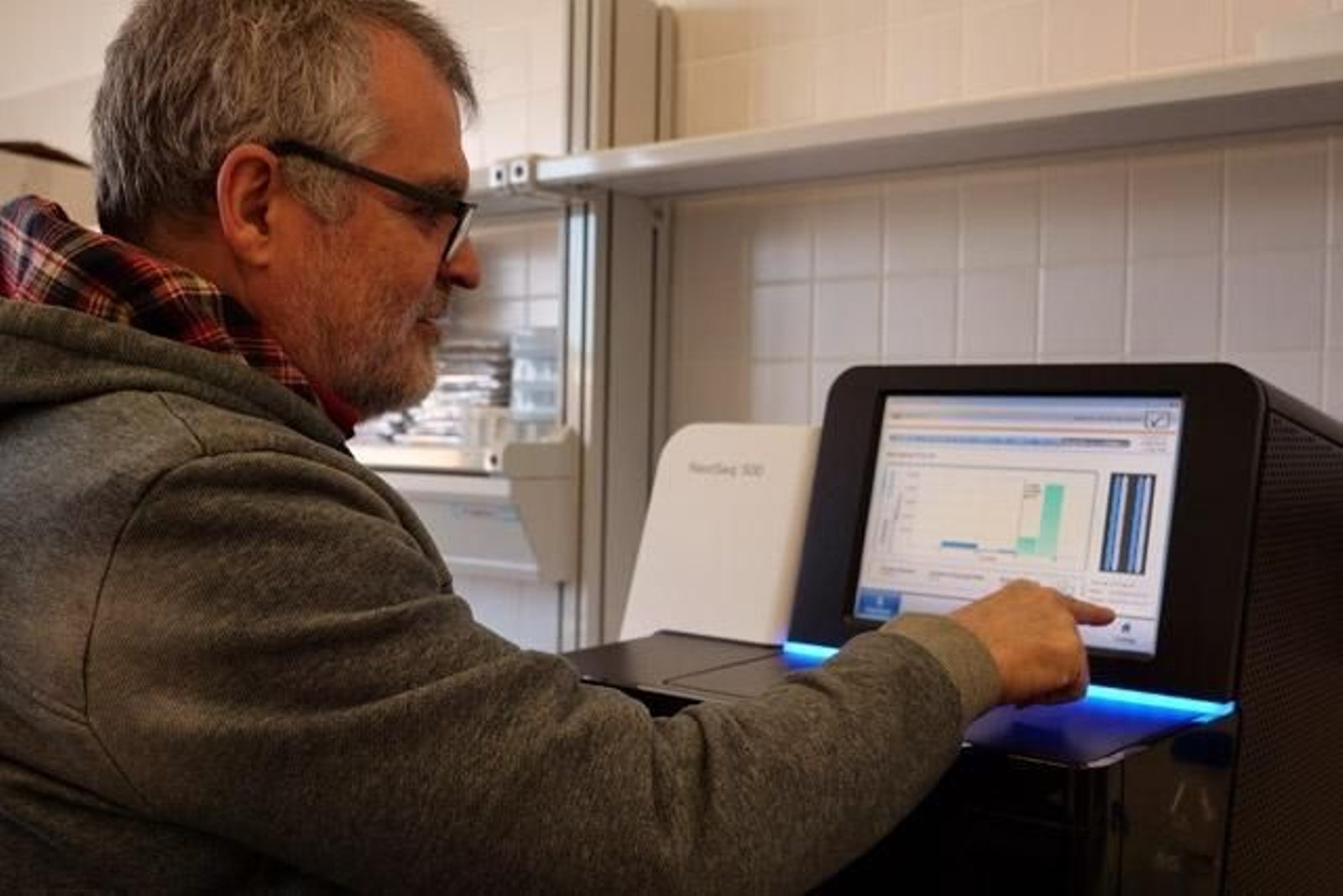 El investigador Gonzalo Claros en el Centro de Supercomputación y Bioinnovación de la UMA.