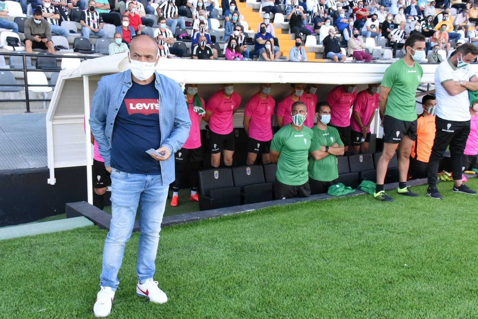 Juan Sabas, en el área técnica del Nuevo Vivero de Badajoz junto a los componentes del banquillo.