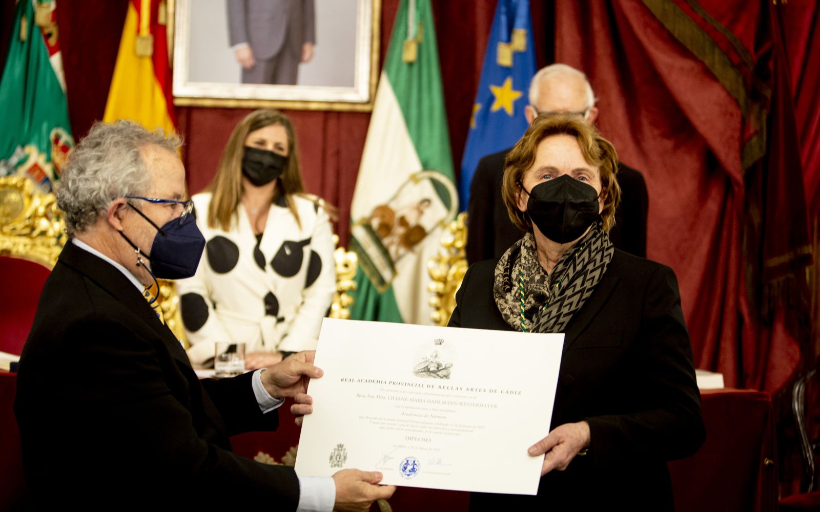 Liliane Dahlmann recibe el nombramiento de académica de Bellas Artes de manos de José María Esteban y en presencia de Irene García.