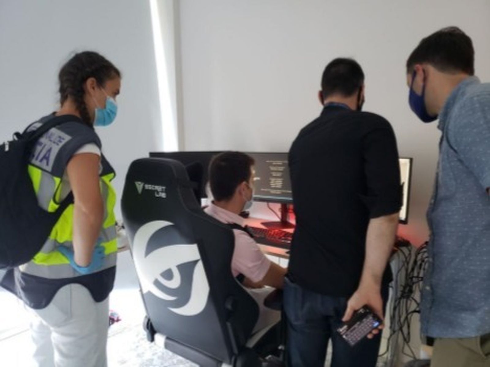 Un momento de la actuación en la que se ha detenido a un hacker en Estepona