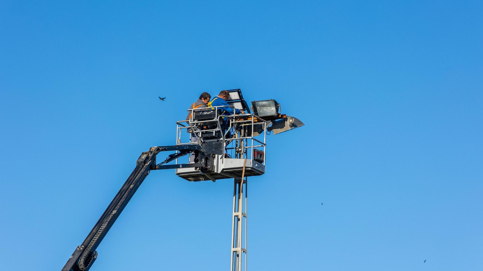 Los trabajos llevados a cabo en el campo número uno de la Ciudad Deportiva de Bahía Sur han incluido mejoras en la iluminación.