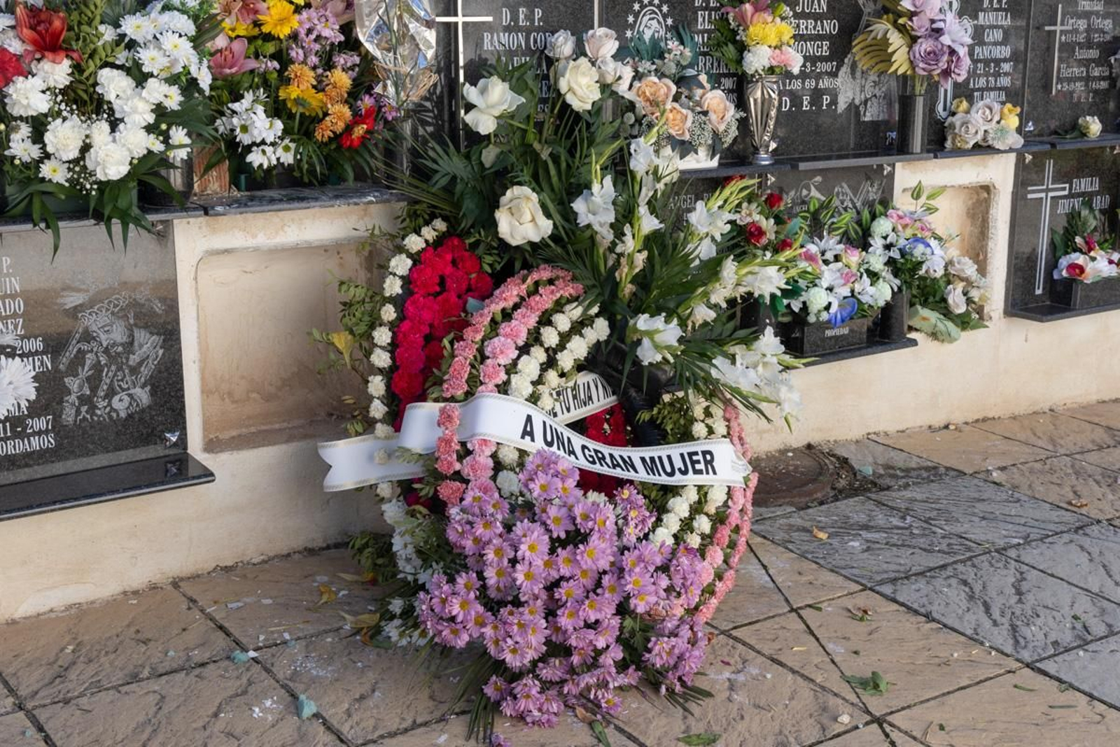 Día de Los Santos en el cementerio de San Fernando y San Eufrasio de Jaén, en imágenes