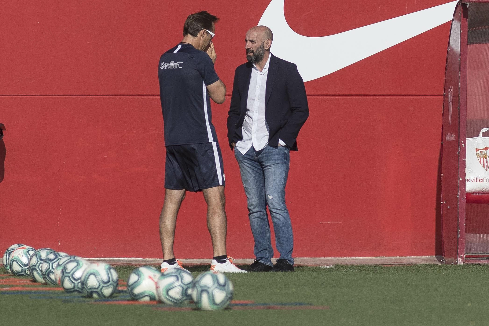 Julen Lopetegui y Monchi charlan en la ciudad deportiva.