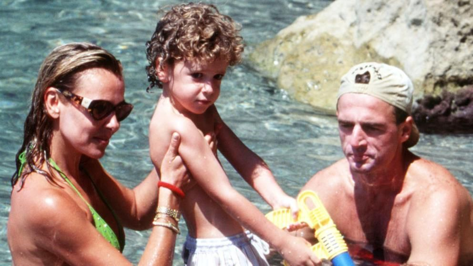 En la playa, con sus padres: Ana Obregón y el conde Lequio.