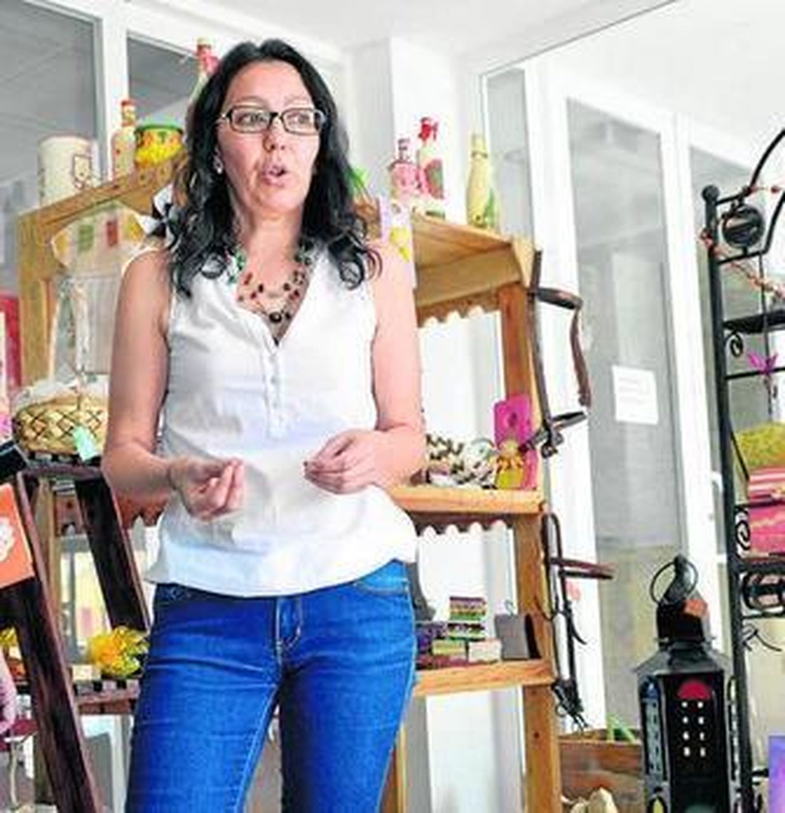 Flor González, responsable de la tienda de Cáritas, en Cantero Cuadrado, 1.