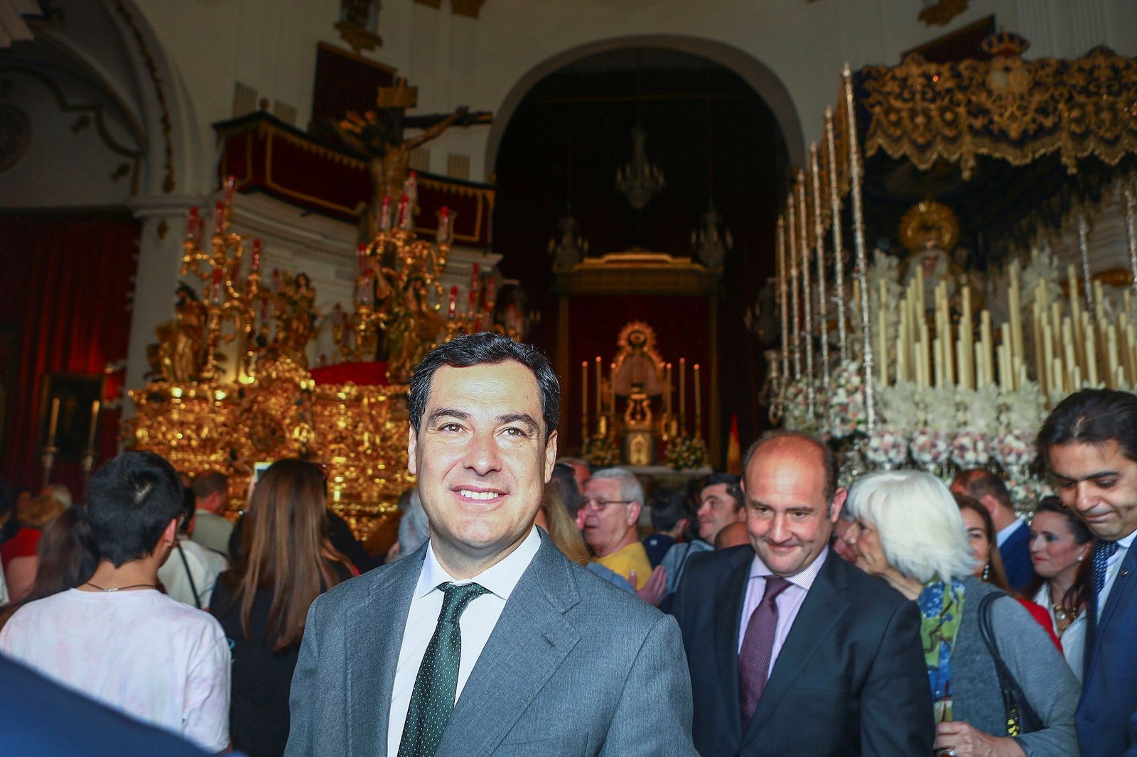 El presidente de la Junta, Juanma Moreno, durante una visita a la iglesia de La Palma de Cádiz este lunes