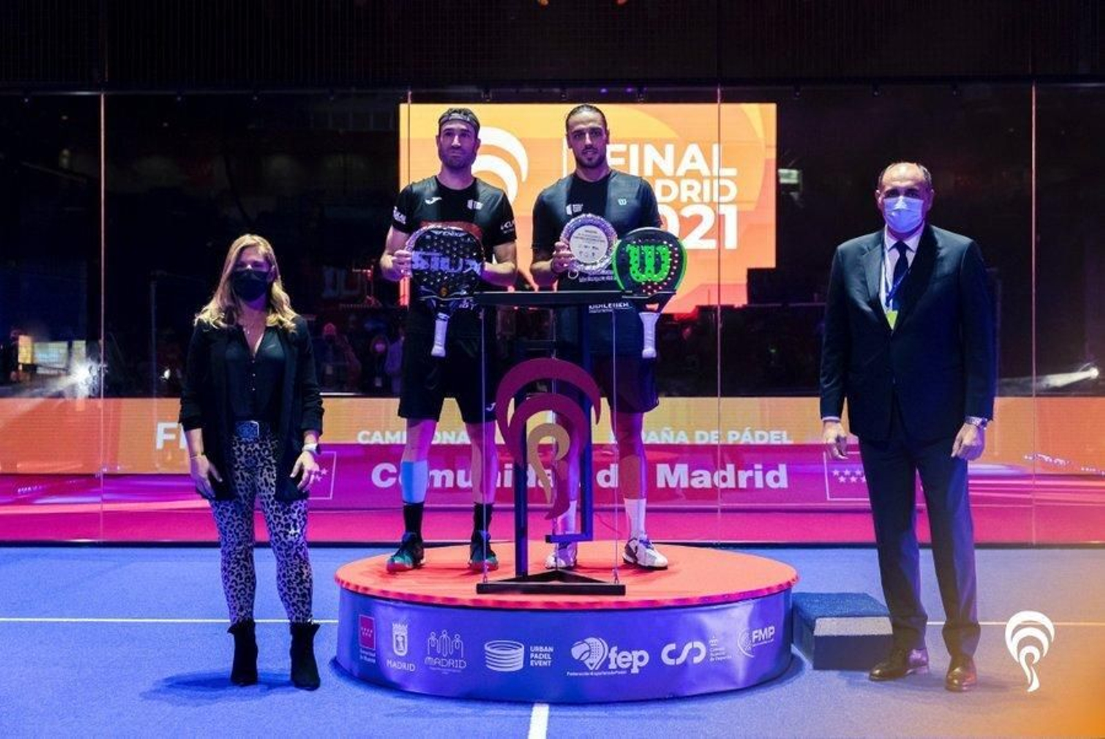 Javi Ruiz posa junto a su compañero con el título de subcampeón de España. Javi Ruiz posa junto a su compañero con el título de subcampeón de España.
