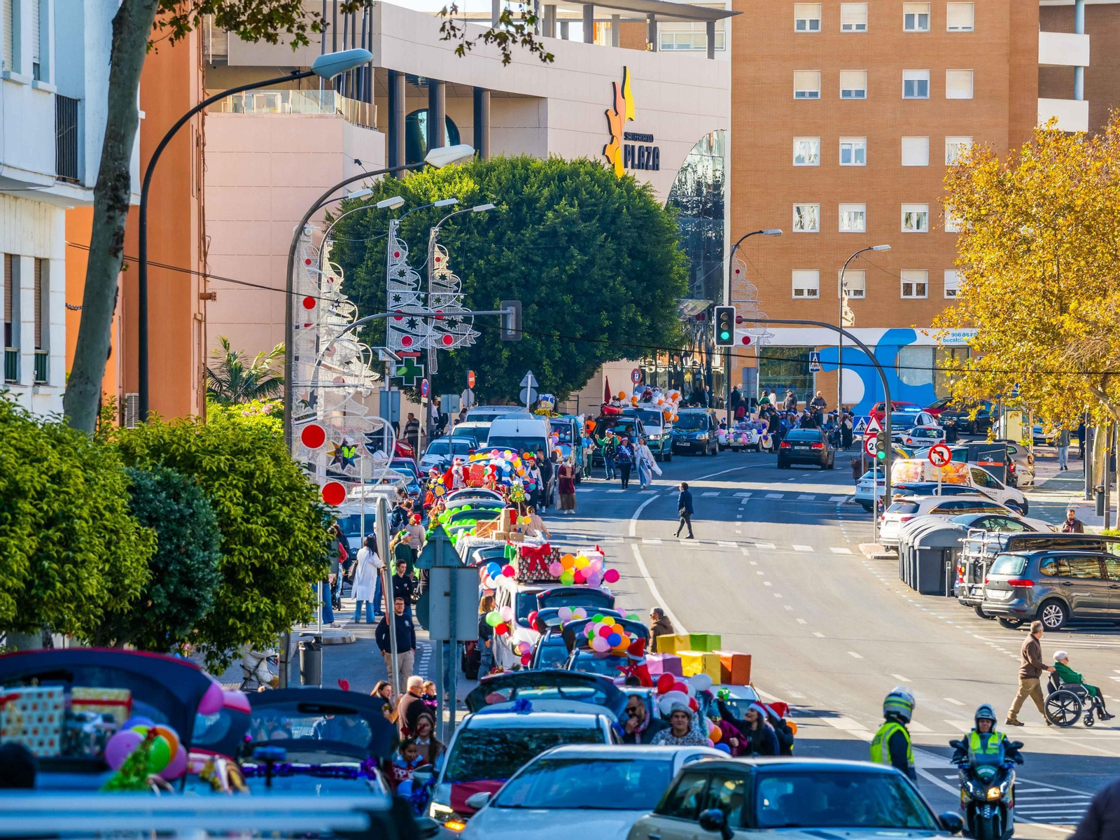 La Caravana Solidaria recoge cientos de regalos para echar una mano a los Reyes Magos en San Fernando