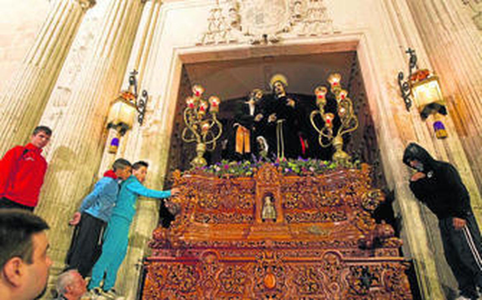 Salida del paso de misterio de la Vuelta al Duelo desde la Iglesia Parroquial de Santiago Apóstol.