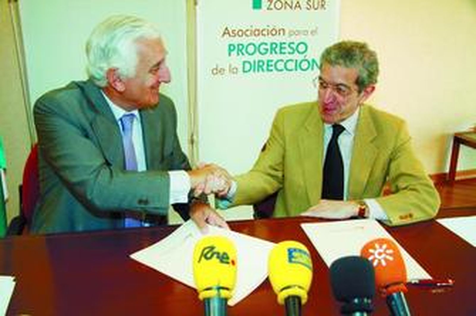 Santiago Herrero y Braulio Medel, ayer en la firma del convenio.