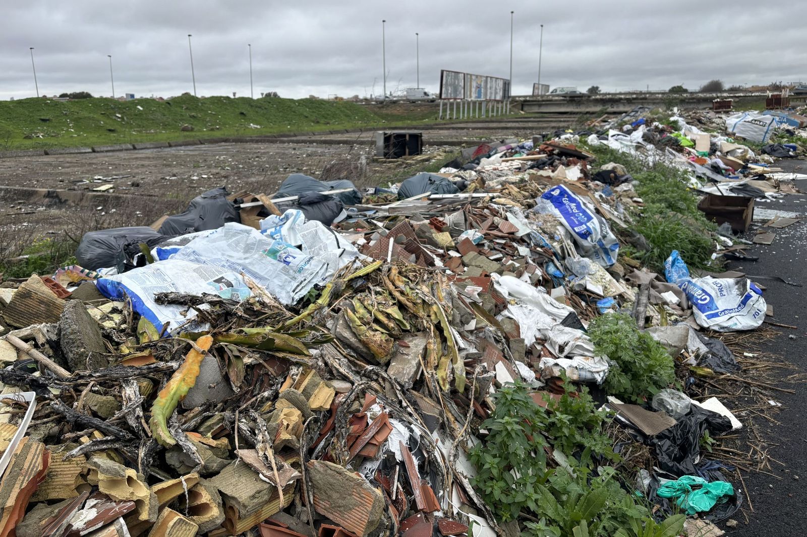 El vertedero ilegal entre Sevilla y Alcalá de Guadaíra.