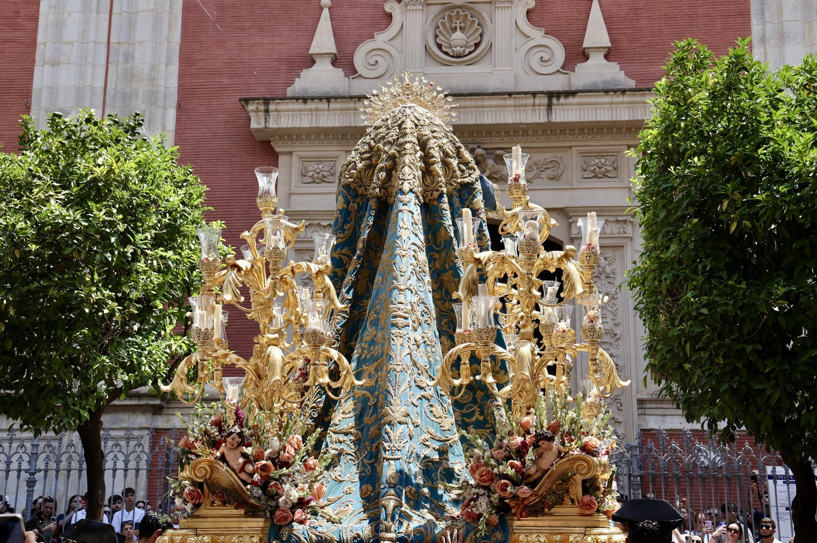 Las imágenes del traslado de la Virgen del Rocío al Salvador