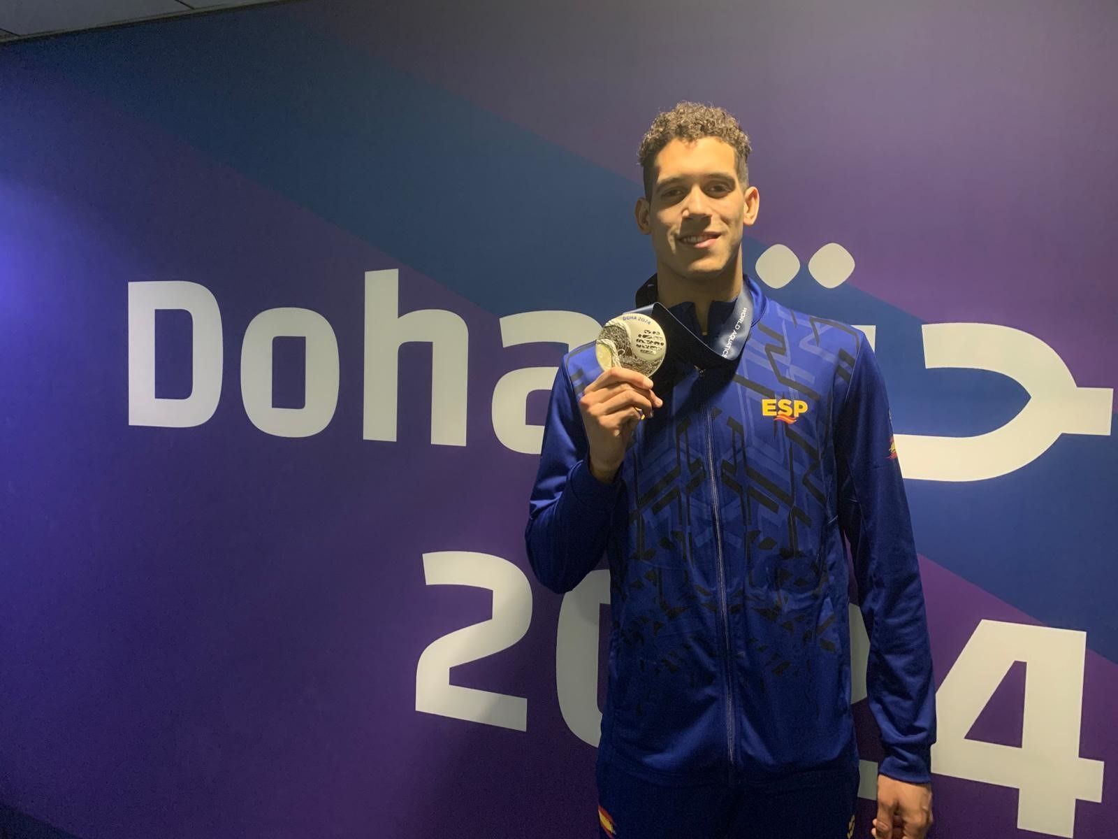 El nadador Hugo González con su medalla de plata.