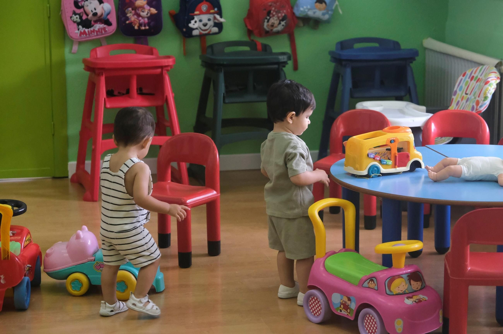 Niños jugando y aprendiendo en clase. Niños jugando y aprendiendo en clase.